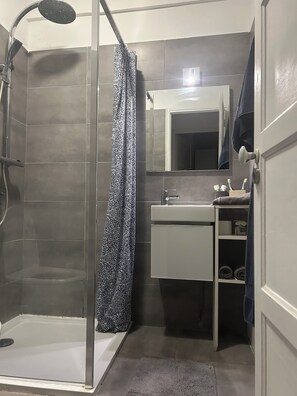 Dusche, Haartrockner, Handtücher, Toilettenpapier