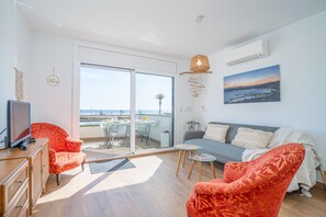 TV - Sea view apartment with 2 bedrooms (Empuriabrava)