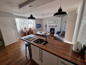 Smart TV, fireplace, books - Prime Seafront Location, Free Shared Parking (Kemptown, Brighton)