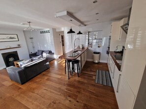 Interior - Prime Seafront Location, Free Shared Parking (Kemptown, Brighton)