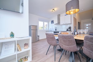 Appartement | Privékeuken | Een koelkast met diepvriezer, een oven, een kookplaat, een vaatwasser