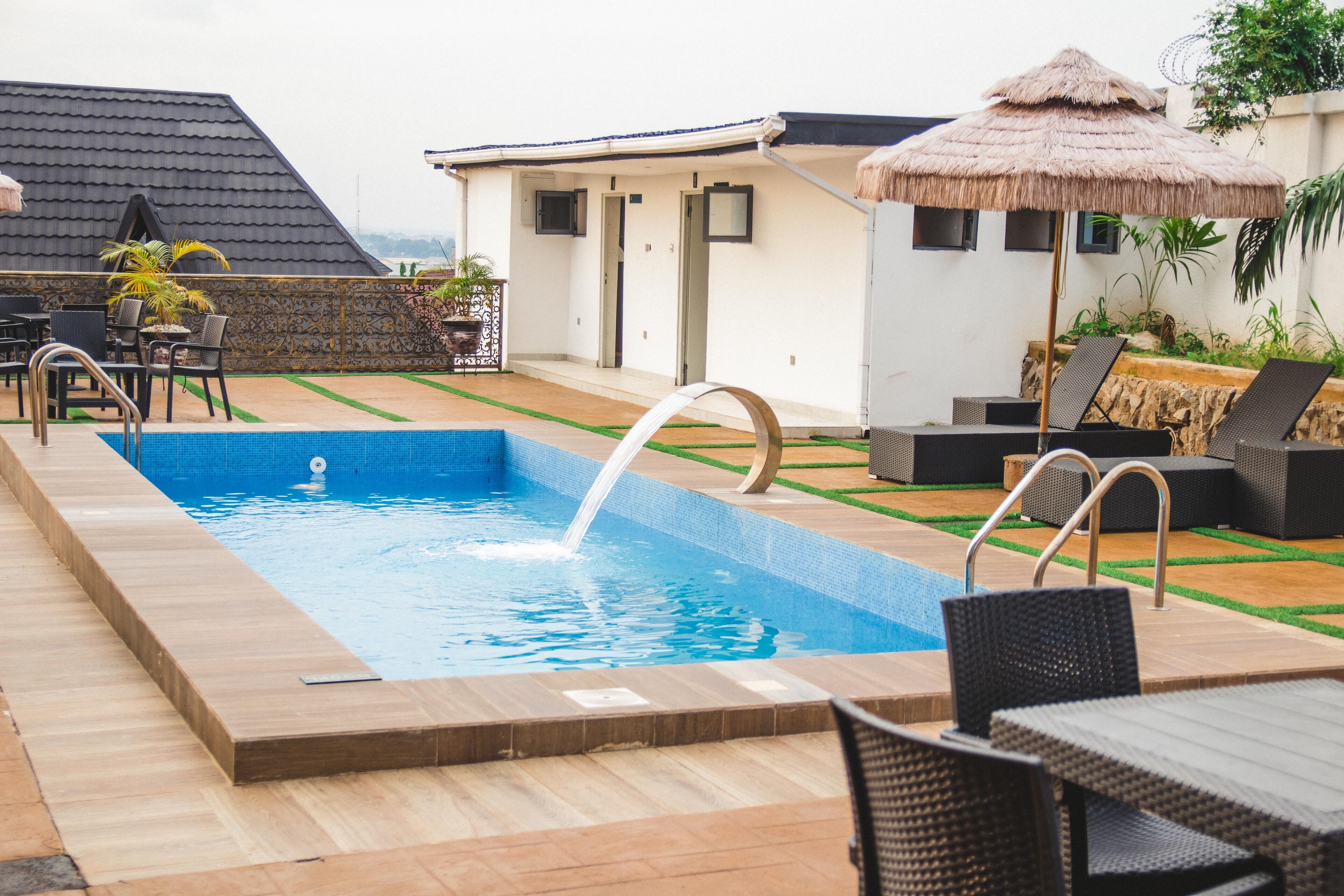 Alberca al aire libre y sombrillas en la alberca 