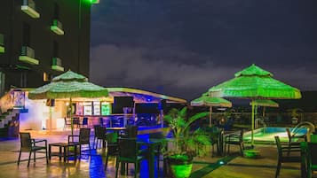 Een buitenzwembad en parasols bij het zwembad