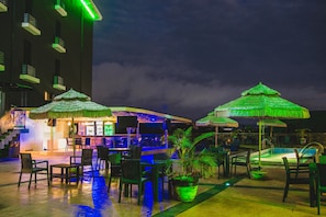 Piscina externa, funciona das 7h às 18h30, guarda-sóis