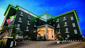 A hotel with a modern design, featuring a prominent entrance and multiple balconies. - BON HOTEL PLATINUM (Enugu)