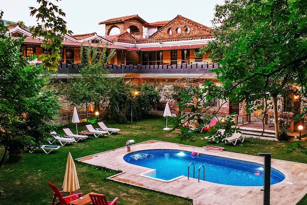Una piscina al aire libre de temporada