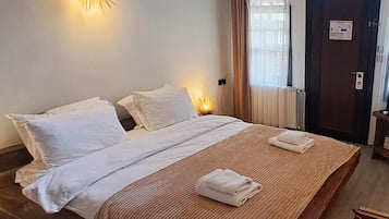 Quarto casal standard, 1 cama de casal ou 2 camas de solteiro | 1 quarto, frigobar, escrivaninha, cortinas blackout