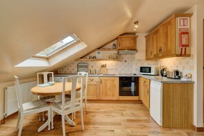 Micro-ondes, four, lave-vaisselle, chaise haute