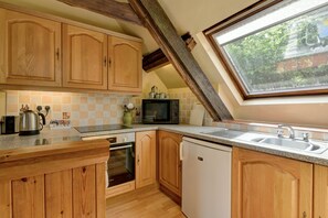 Micro-ondes, four, lave-vaisselle, chaise haute