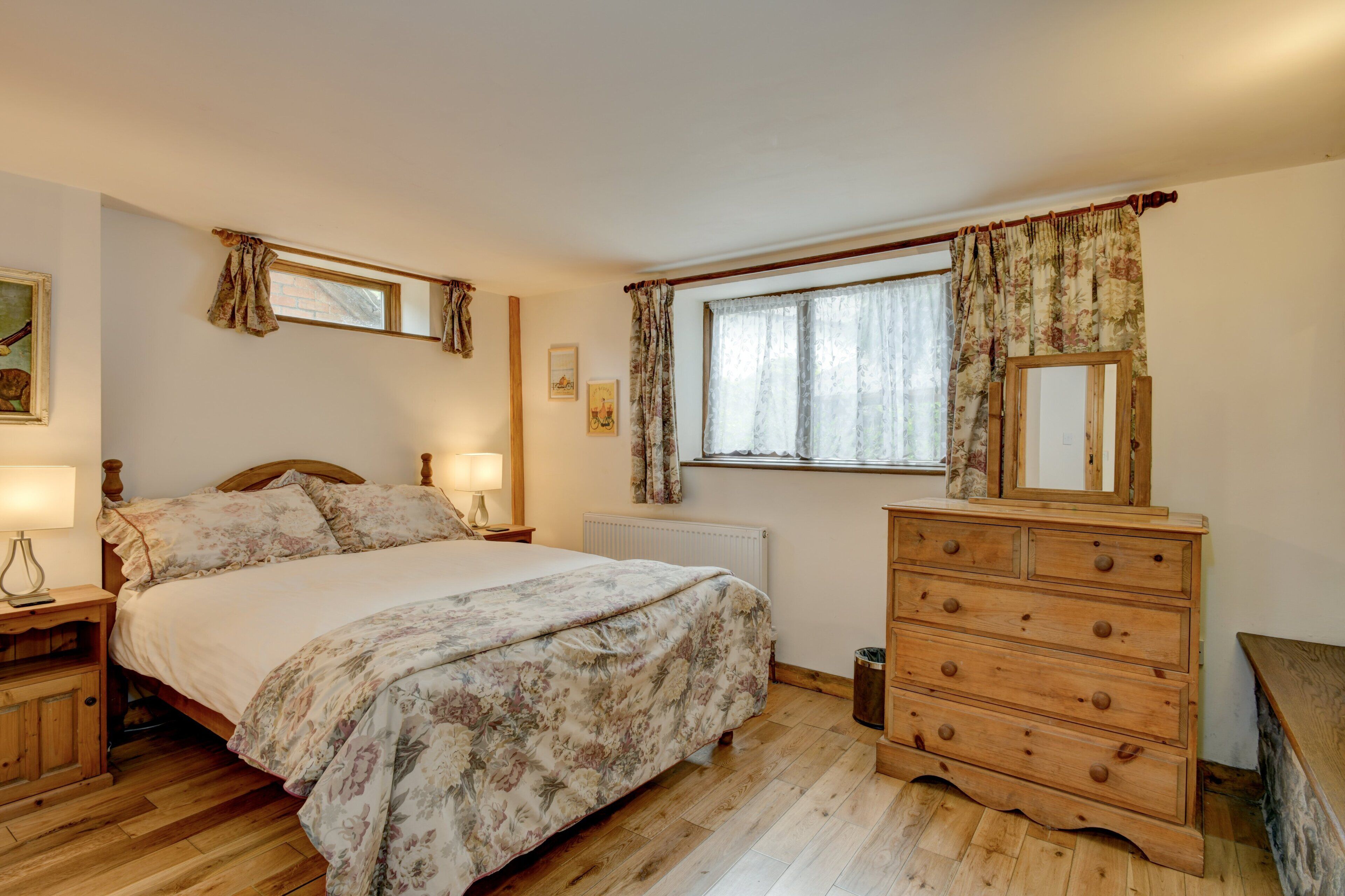 3 habitaciones, tabla de planchar con plancha, internet y ropa de cama 