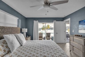 4 bedrooms, desk, iron/ironing board, travel cot - 3 BR Waterfront Home w/ Heated Pool & Gulf-Access (Cape Coral)