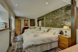 9 bedrooms, iron/ironing board, WiFi, bed sheets - The Farmhouse, West Anstey (West Anstey)