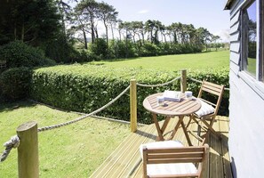 Outdoor dining - Pine in Cleeve Park Near Blue Anchor (Near Blue Anchor)