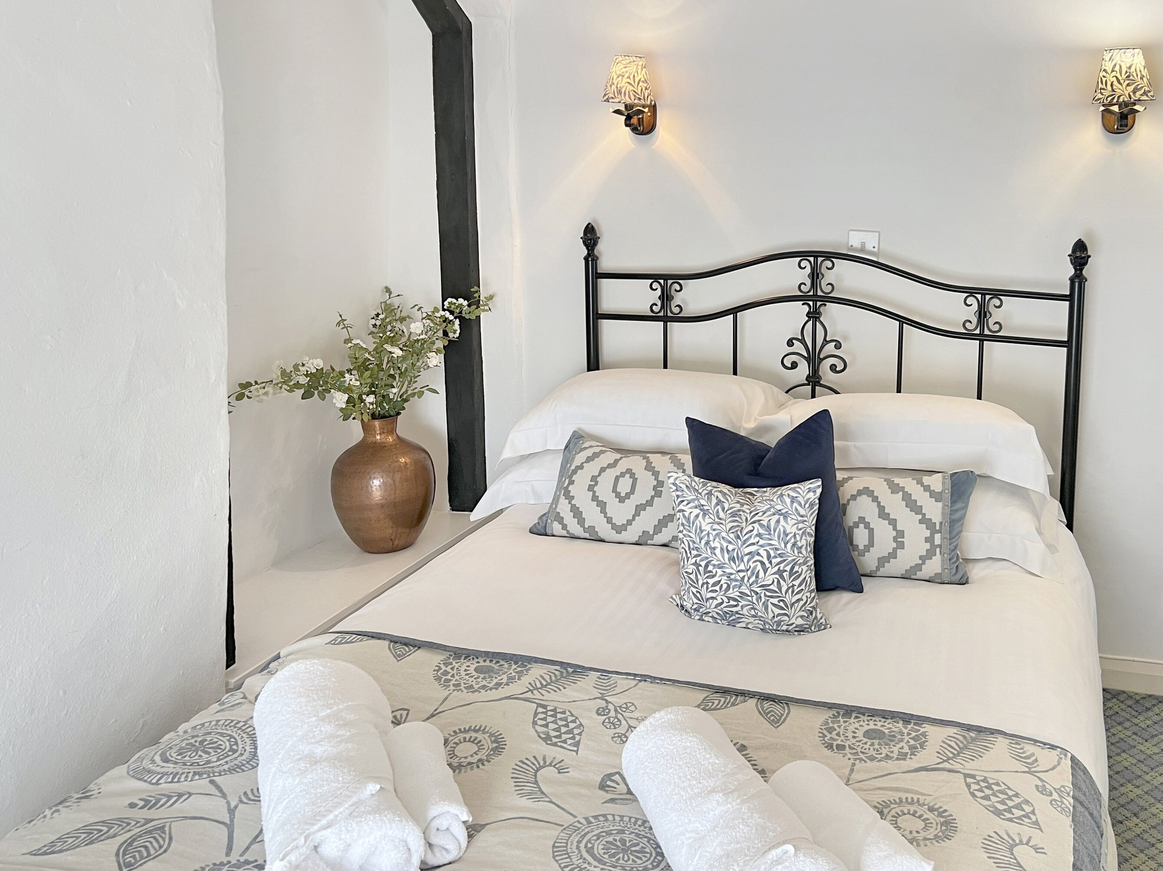 2 bedrooms, iron/ironing board, internet, bed sheets