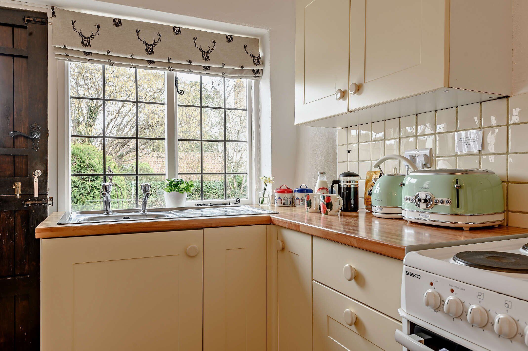 Micro-ondes, four, chaise haute