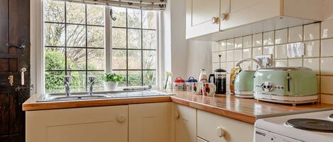 Een magnetron, een oven, een kinderstoel