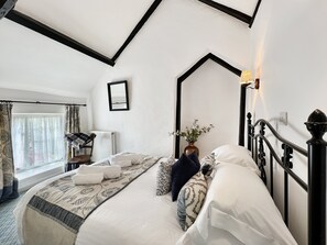 2 عدّة غرف نوم ومكواة/لوح كي وخدمة الإنترنت وملاءات أسرّة