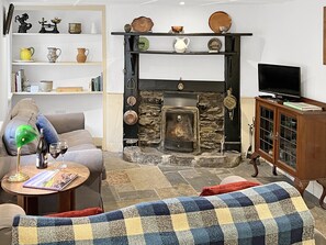 TV, fireplace