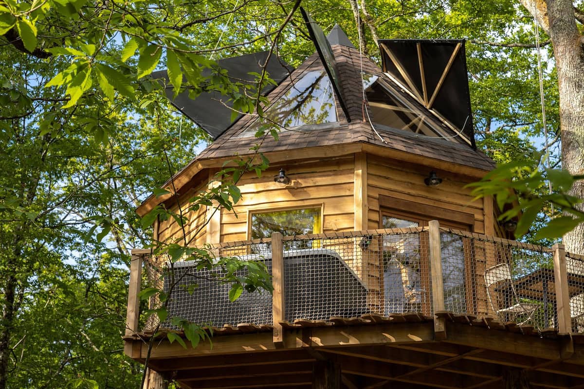 Romantisch huisje, hot tub, uitzicht op heuvels | 1 slaapkamer, luxe beddengoed, individueel gedecoreerd