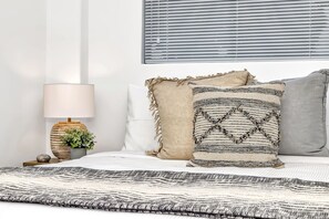 2 habitaciones, escritorio, tabla de planchar con plancha y wifi gratis 