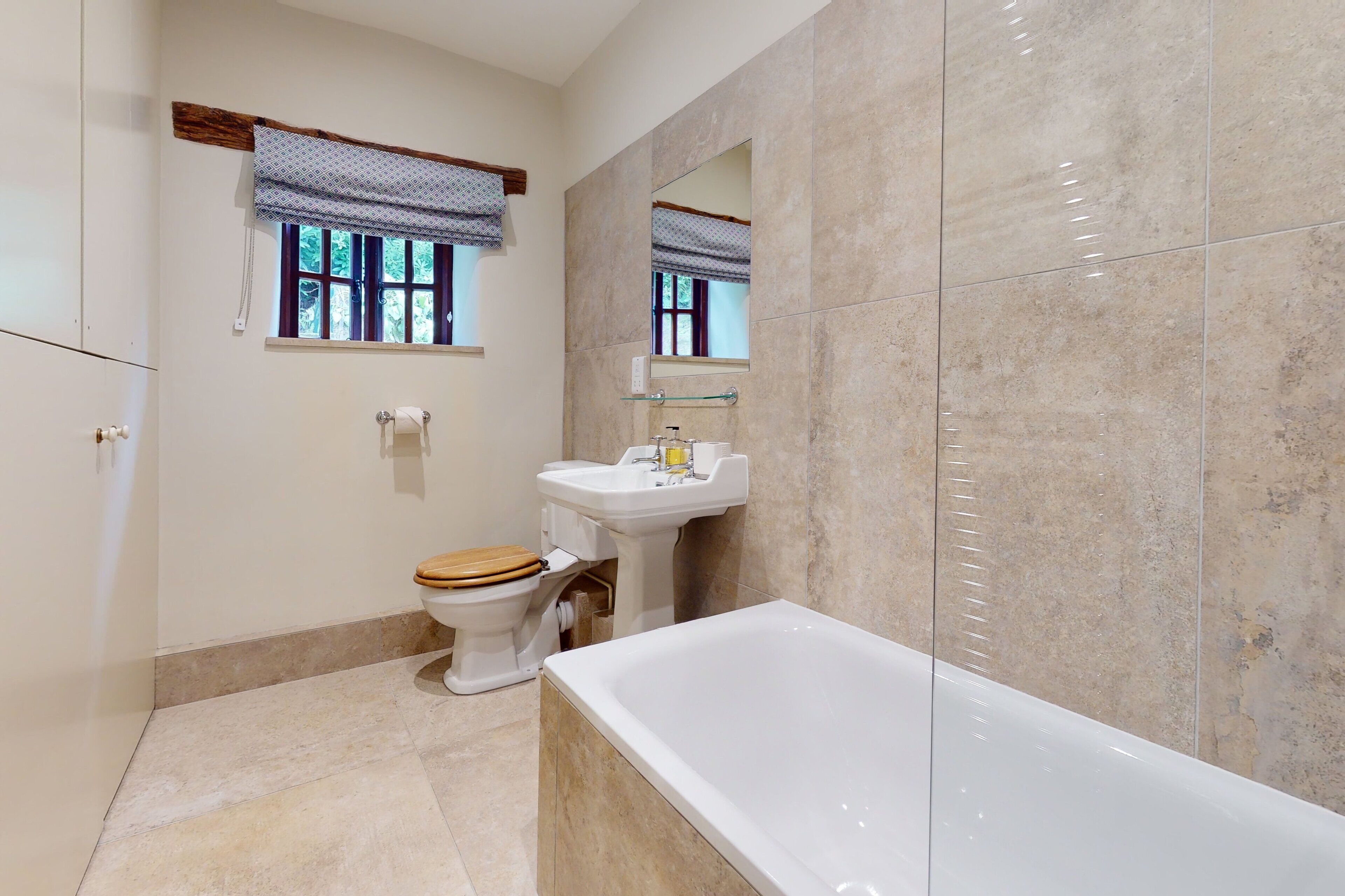 Un baño con inodoro, lavabo y bañera.