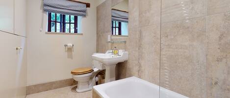 Un baño con inodoro, lavabo y bañera.