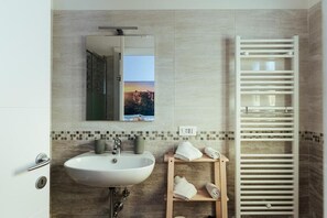 Rainfall showerhead, hair dryer, towels - BioBenessere B&B (Arezzo)