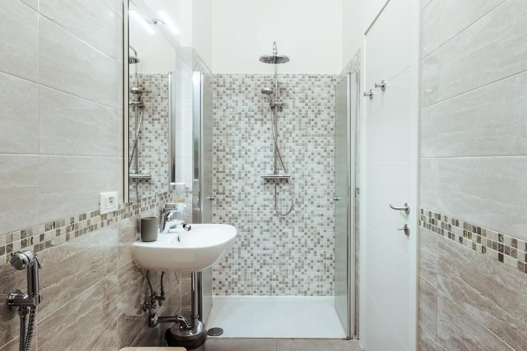 Regadera tipo lluvia, secadora de cabello, toallas 