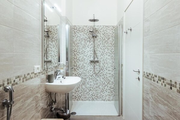 Rainfall showerhead, hair dryer, towels - BioBenessere B&B (Arezzo)