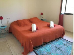 5 bedrooms, desk, iron/ironing board, travel crib