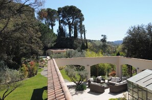 A patio area with outdoor furniture, a pergola, and a view of a hillside with trees. - Light Villa, 5 rooms, 10/12 people, Hot Swimming pool (Lourmarin)