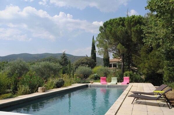 Una piscina al aire libre, una piscina climatizada