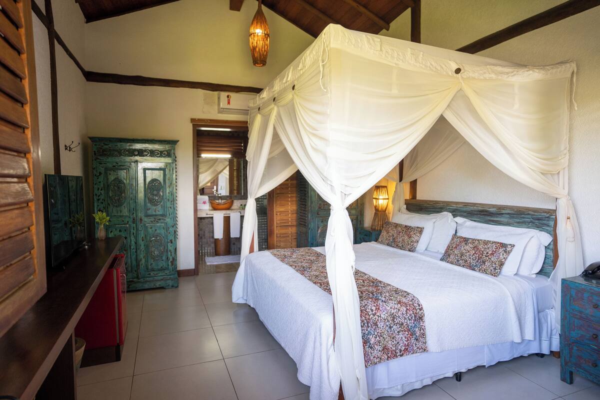 Suite Deluxe com Varanda | Minibar, in-room safe, individually decorated, individually furnished