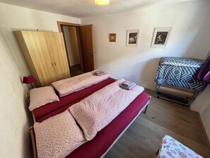 2 bedrooms, iron/ironing board, WiFi, bed sheets