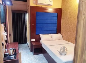 Chambre Double Deluxe, 1 chambre, fumeurs, vue marina | 1 chambre, literie de qualité supérieure, couette en duvet d'oie, bureau