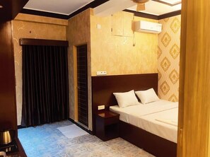 1 chambre, literie de qualité supérieure, couette en duvet d'oie, bureau