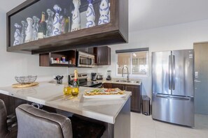 Frigorifero, microonde, forno, piano cottura