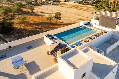 Deluxe Cabo San Lucas 2 Bed Condo Steps to Beach!