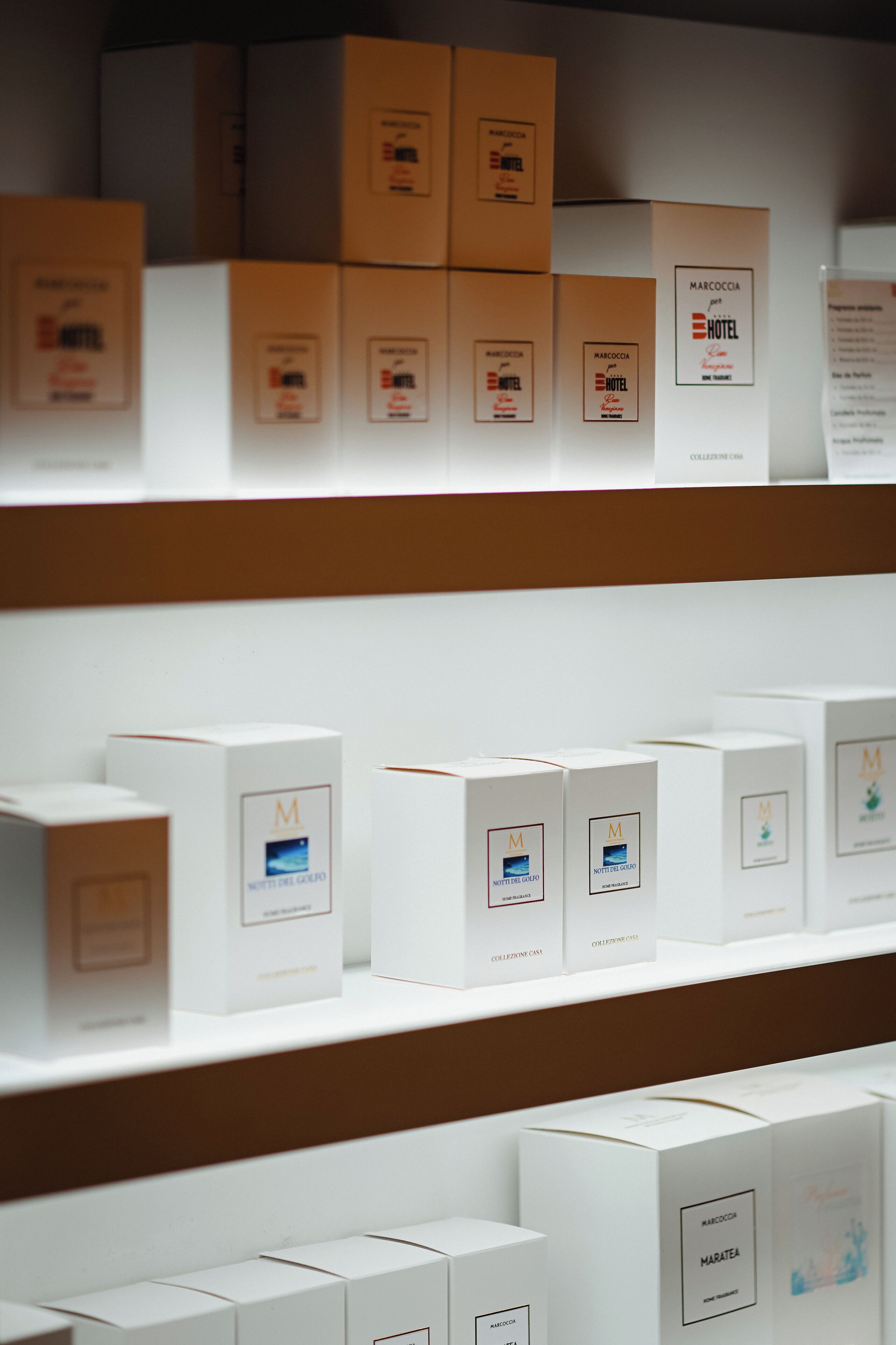 Une exposition de boîtes promotionnelles d’hôtels, toutes arborant le logo « Marocco Hotel », disposées sur des étagères.