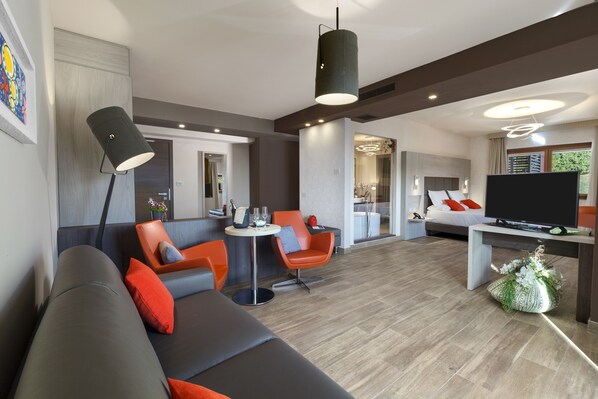 Habitación ejecutiva, 1 cama matrimonial | Edredón, caja de seguridad en la habitación, escritorio y wifi gratis 