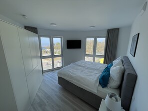 3 bedrooms, travel cot, WiFi, bed sheets