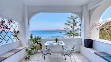 Klassieke studio, uitzicht op zee, aan het strand | Terras