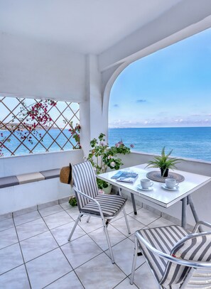 Estúdio clássico, vista para o mar, de frente para a praia | Terraço/pátio