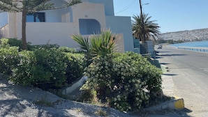 A modern building with a flat roof and a large window. - Blue Comfort Apartments Sitia (Sitia)