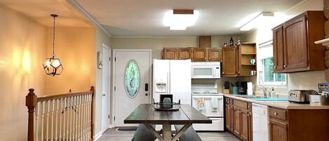 冷蔵庫、電子レンジ、オーブン、コンロ