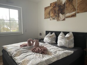 1 bedroom, desk, free WiFi, bed sheets - Vacation apartment in the countryside (Oranienburg)