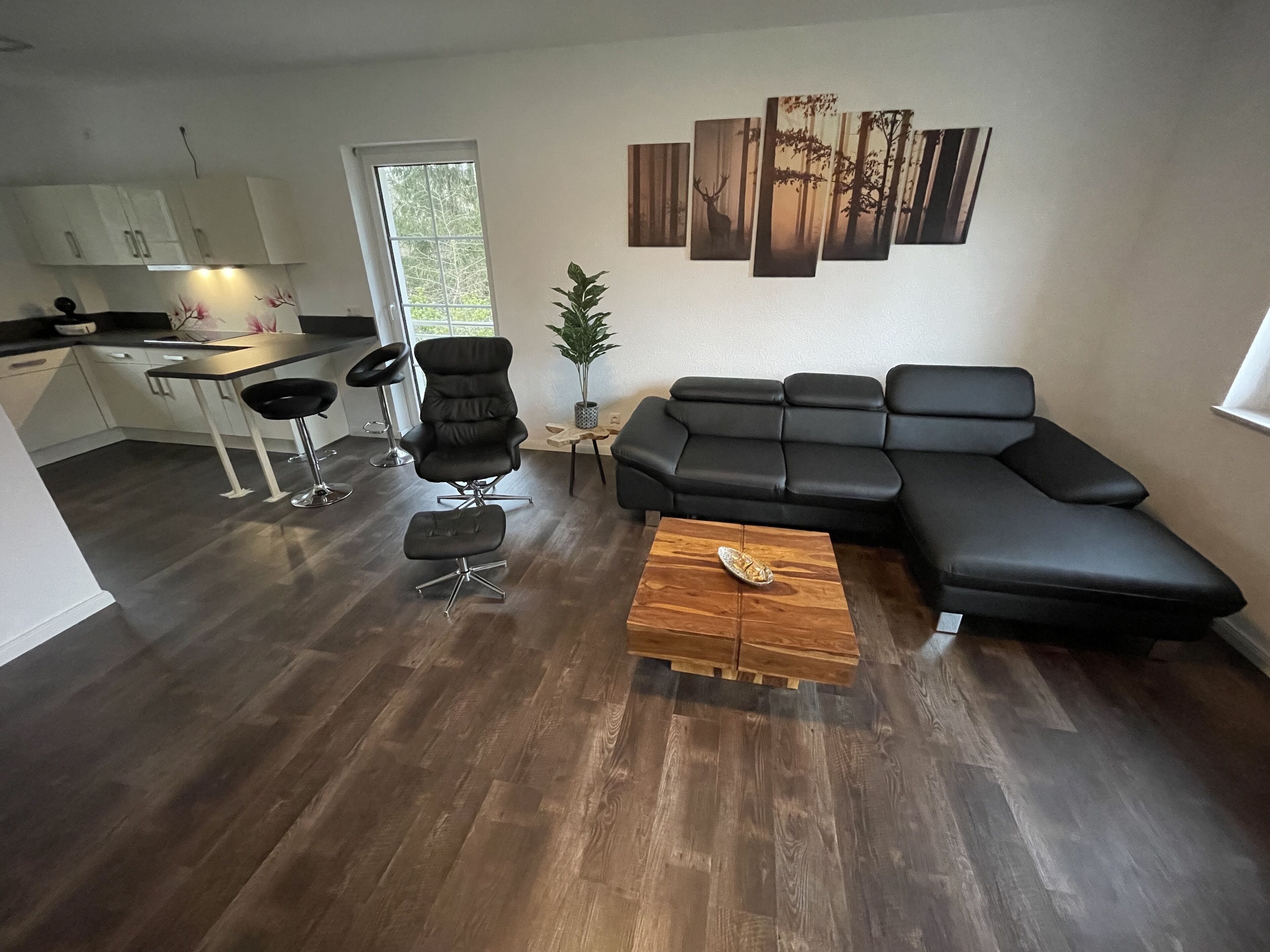 Smart TV, libros y monitor de computadora 