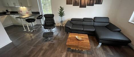 Smart TV, libros y monitor de computadora