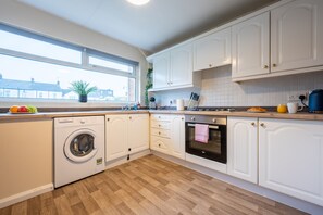 Private kitchen - Barrack Hill View by Tŷ SA (Newport)