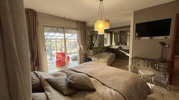 3 bedrooms, iron/ironing board, free WiFi, bed sheets